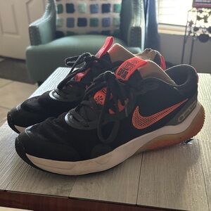 Boy's Nike Black and Orange Low-Top Running Shoes size 6Y